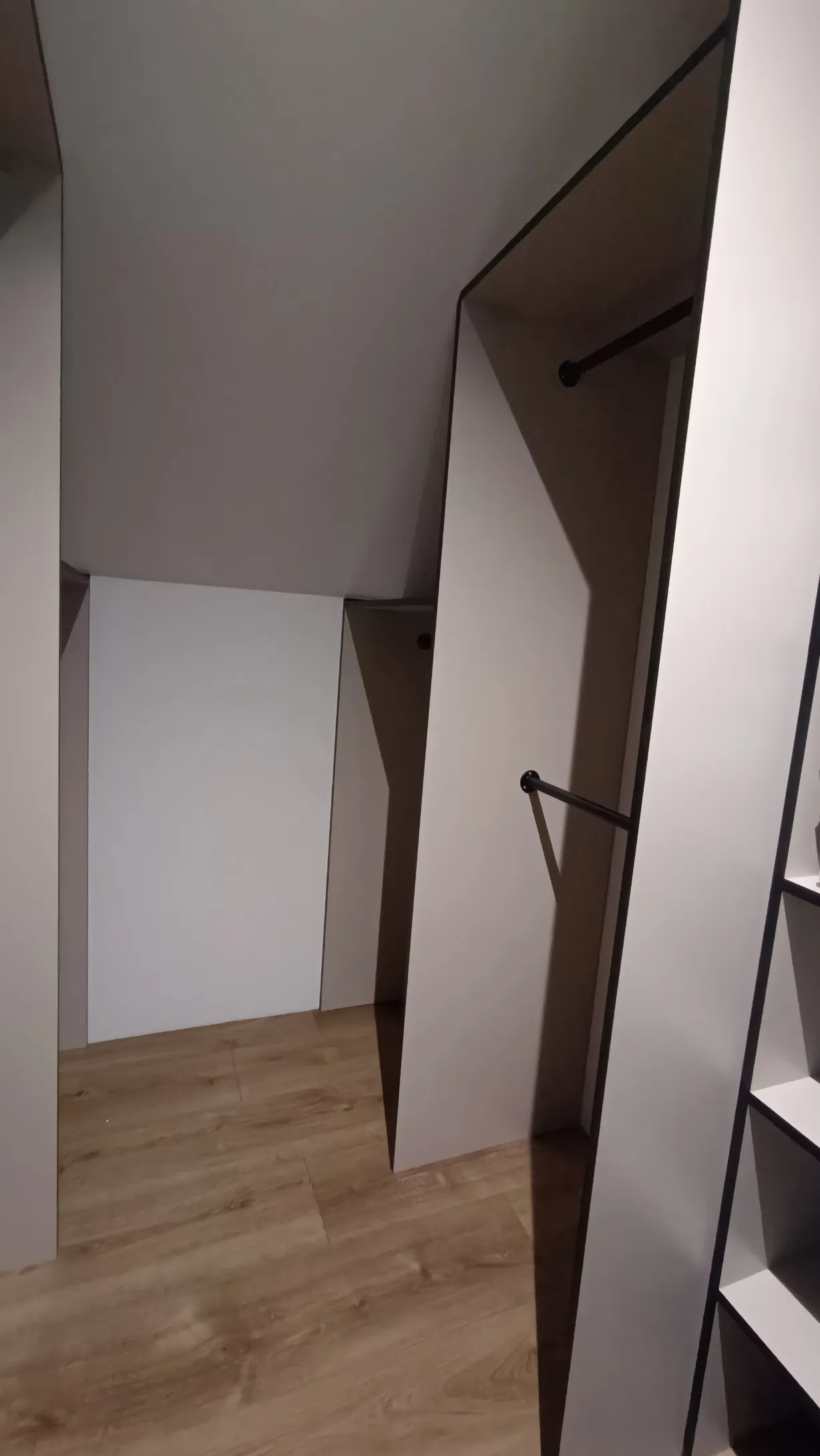 Szafa na wymiar wpasowana w skos poddasza